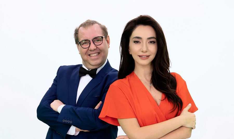 Atv'den Ramazan ayında yeni bir gündüz programı geliyor.

Yemek, sağlık, müzik, astroloji, psikoloji gibi konuların canlı olarak konuşulacağı 'Evde Biz Bize'yi Öykü Gürman ve Ferdi Kurtuldu sunacak.