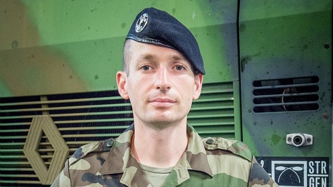[#Résilience] Le lieutenant Julien est chef de peloton « décontamination » au 2ème Régiment de Dragons. Embarqué à bord du PHA Dixmude, il nous explique sa mission, une fois arrivé aux Antilles. #RSL_Santé bit.ly/RSL_LYN_JULIEN