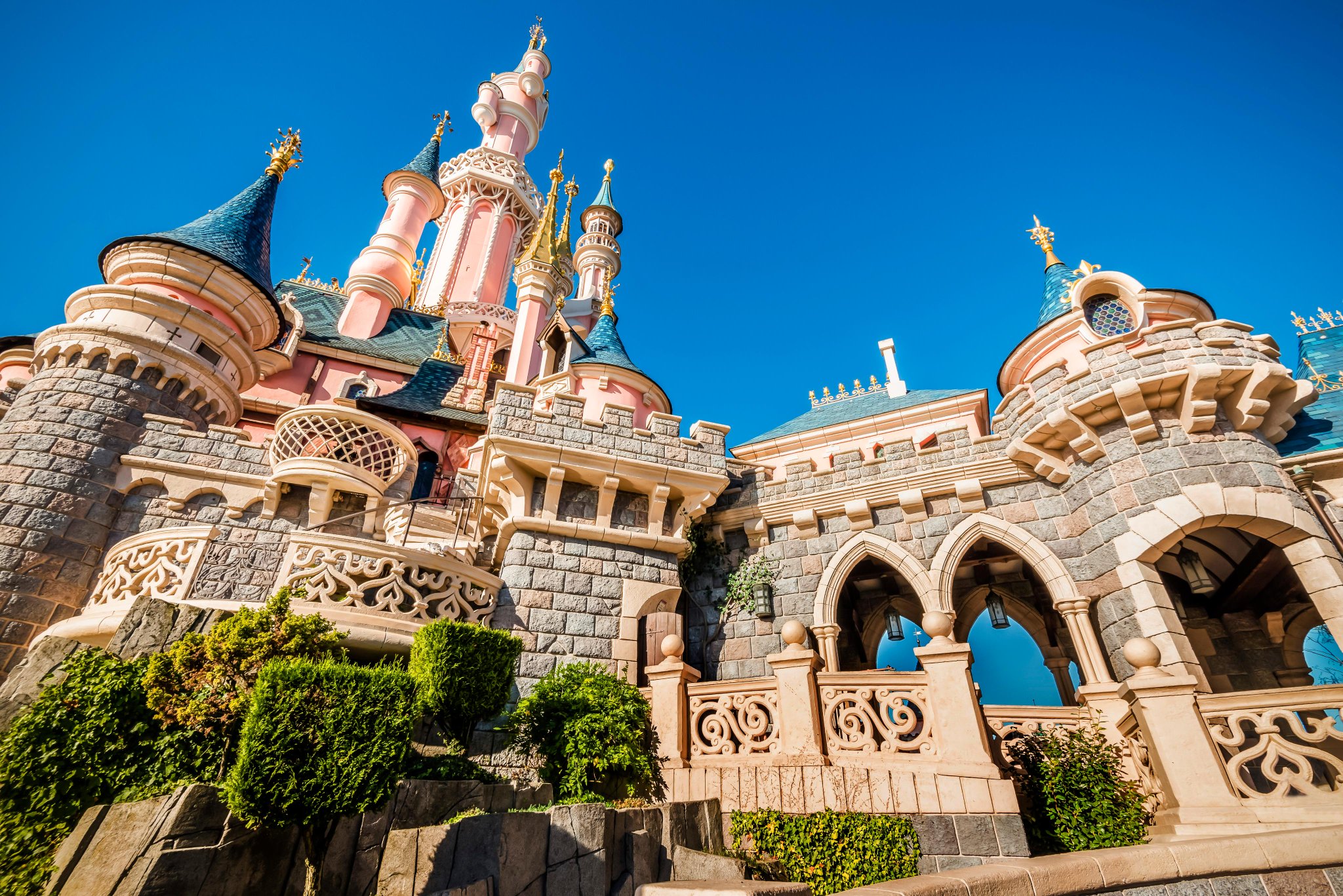 Disneyland Paris En Video Calls Just Got Magical Download These Disneyland Paris Backgrounds For The Happiest Call On Earth T Co Qmv7nnftlr Click On The Image You Want To