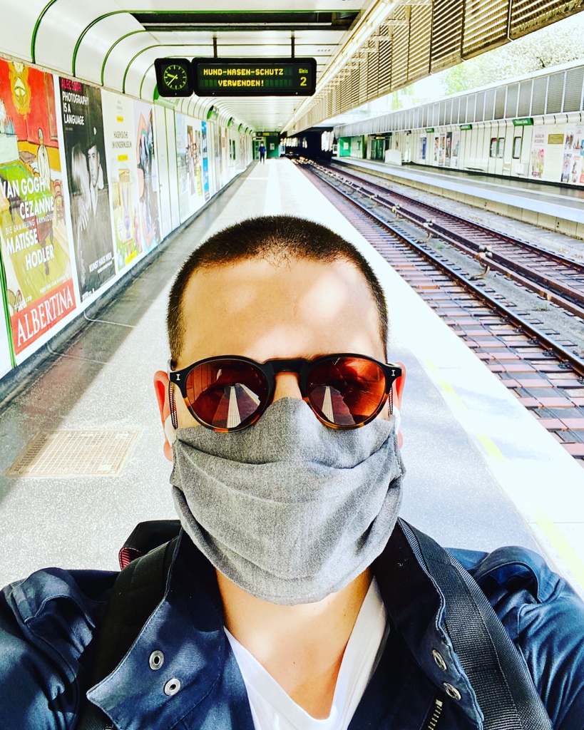 mkroess's tweet photo. Corona Haarschnitt und Maske von der Mama von @mauerfallkind ♡ #LetsDoThisFriday https://t.co/W8uOO7IfZx