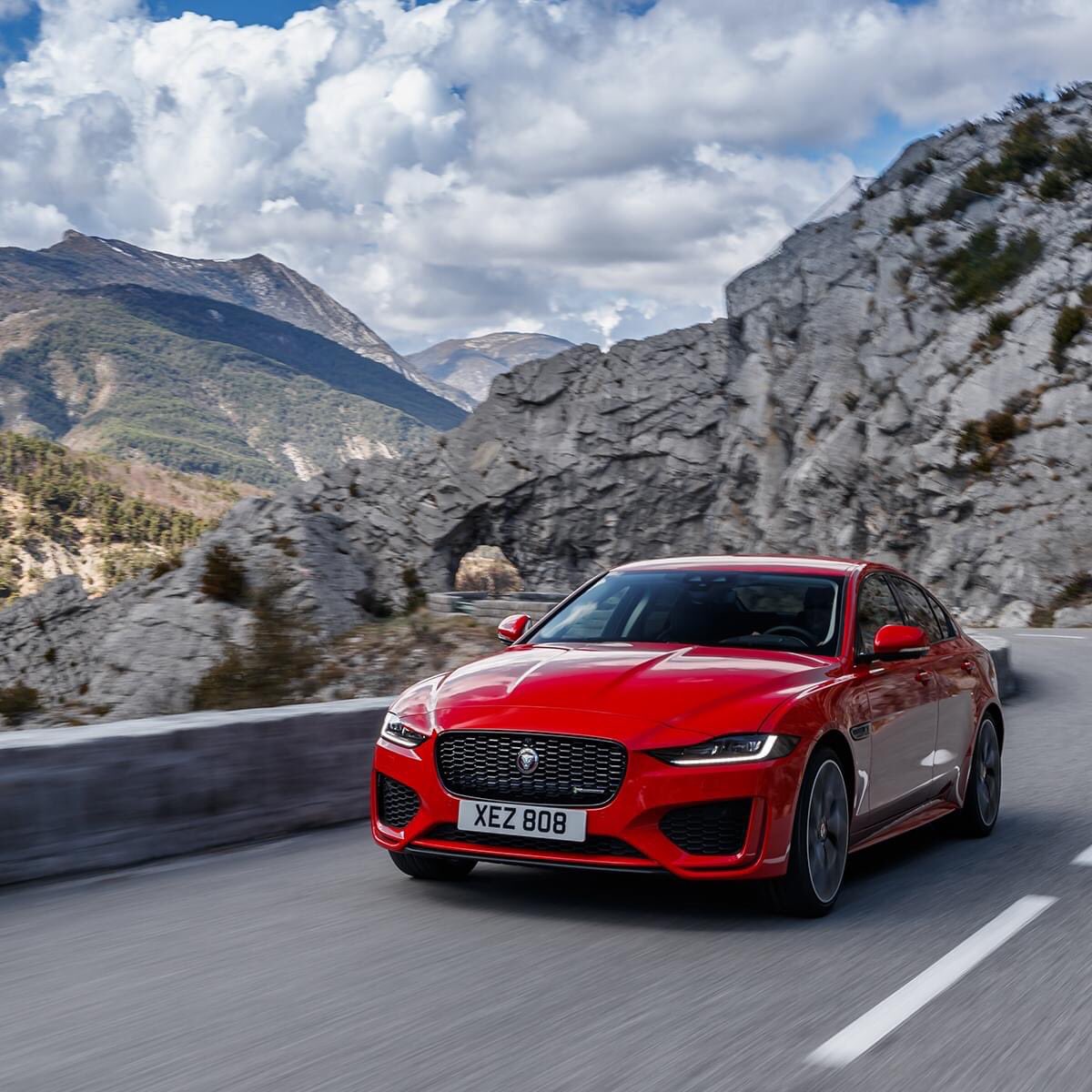le_rover's tweet image. Jaguar XE R-Dynamic SE 2020. 
#calderared #fujiwhite #santoriniblack