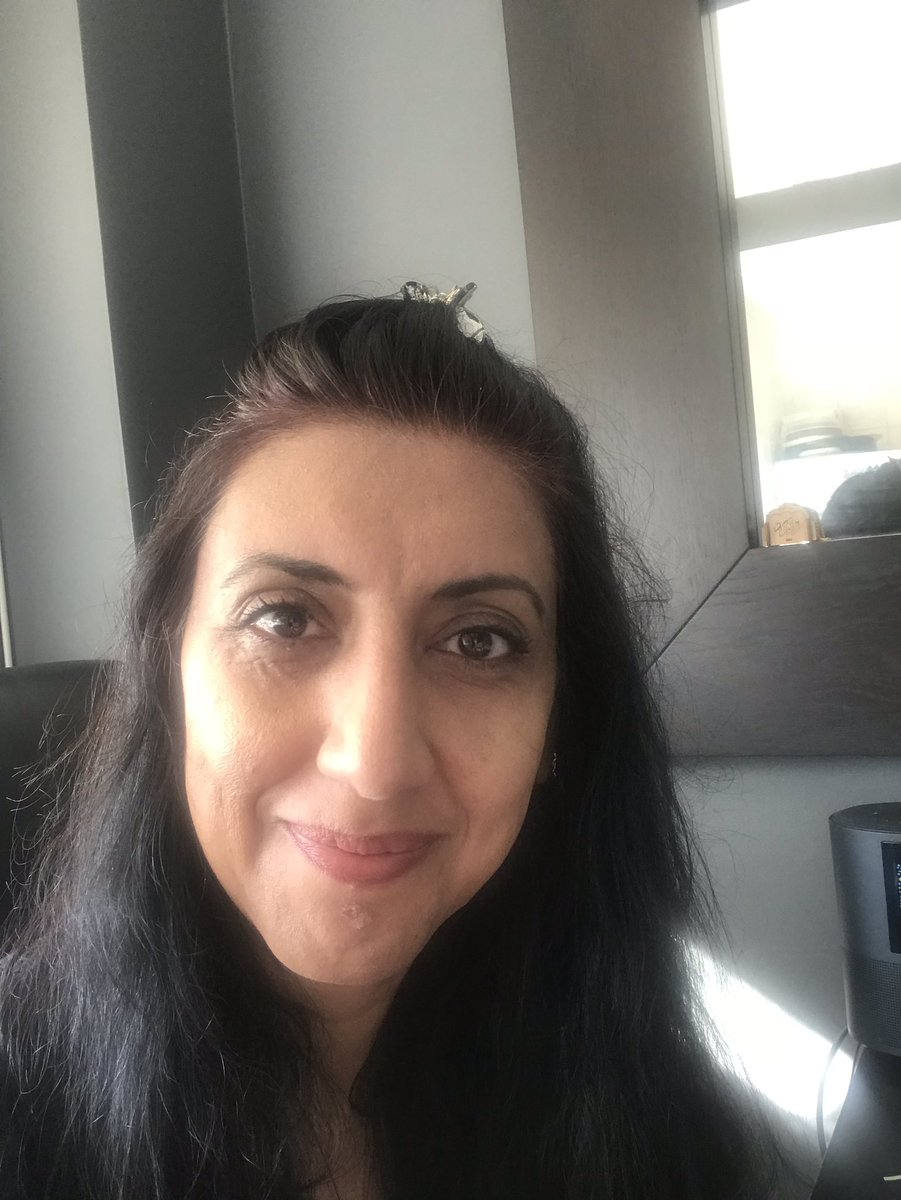 Iffsi's tweet photo. It’s #FriYaay! Here’s my #BackToWorkSelfie for solidarity with @Rhyno_24 taken whilst I read the tweet that @DanLeeAV lives in #Poshex 😂🤣
Happy Friday everyone - see you soon! #StaySafe #AVTweeps #NoHoodie #Sunshine https://t.co/8bpUYMGW98