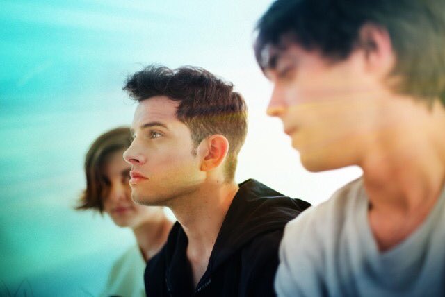 Hoy queremos compartir con vosotros el enlace de uno de nuestros montajes favoritos de La Joven Compañia (<a href="/somosLaJoven/">LaJoven</a>), "LA EDAD DE LA IRA", una obra espléndida con texto de <a href="/Nando_Lopez_/">Nando López 🏳️‍🌈</a>  y protagonizada por <a href="/AlexVillazan/">Alex Villazan</a>, <a href="/MariaRomeroH/">María Romero Higuera</a> y <a href="/Javierariano/">Javier Ariano</a>.
youtu.be/4Zrg1vUUxLc