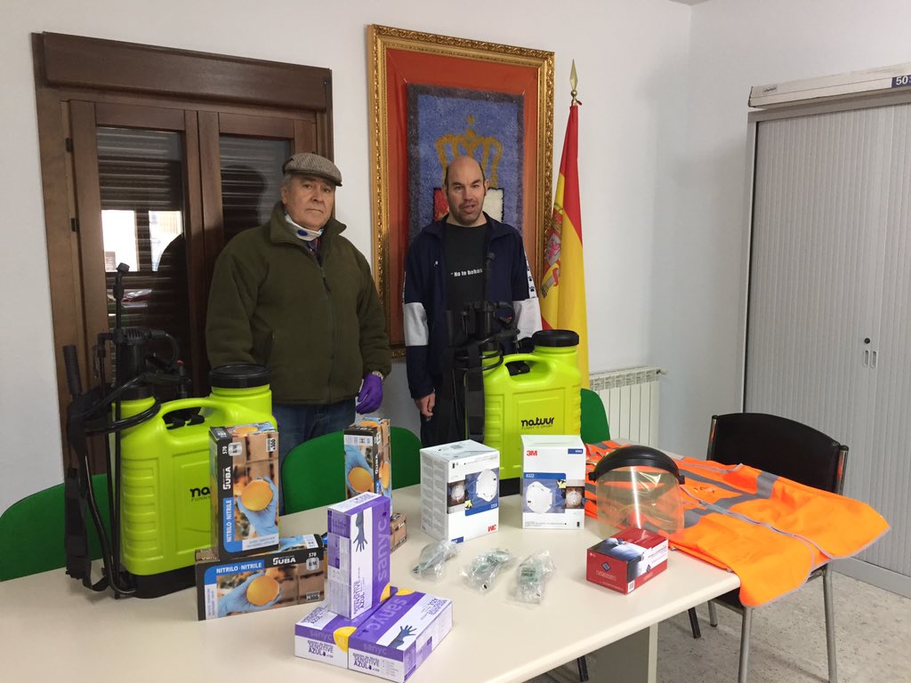 Villa_Atanzon's tweet photo. ASOCIACIÓN BARBAROS&amp;KASTA Donación de material de protección contra el COVID_19. Gracias por vuestra colaboración. #JuntosLoConseguiremos #YoMeQuedoEnCasa #TodoVaASalirBien #VillaDeAtanzón #Atanzón https://t.co/sbUBCM2oF9
