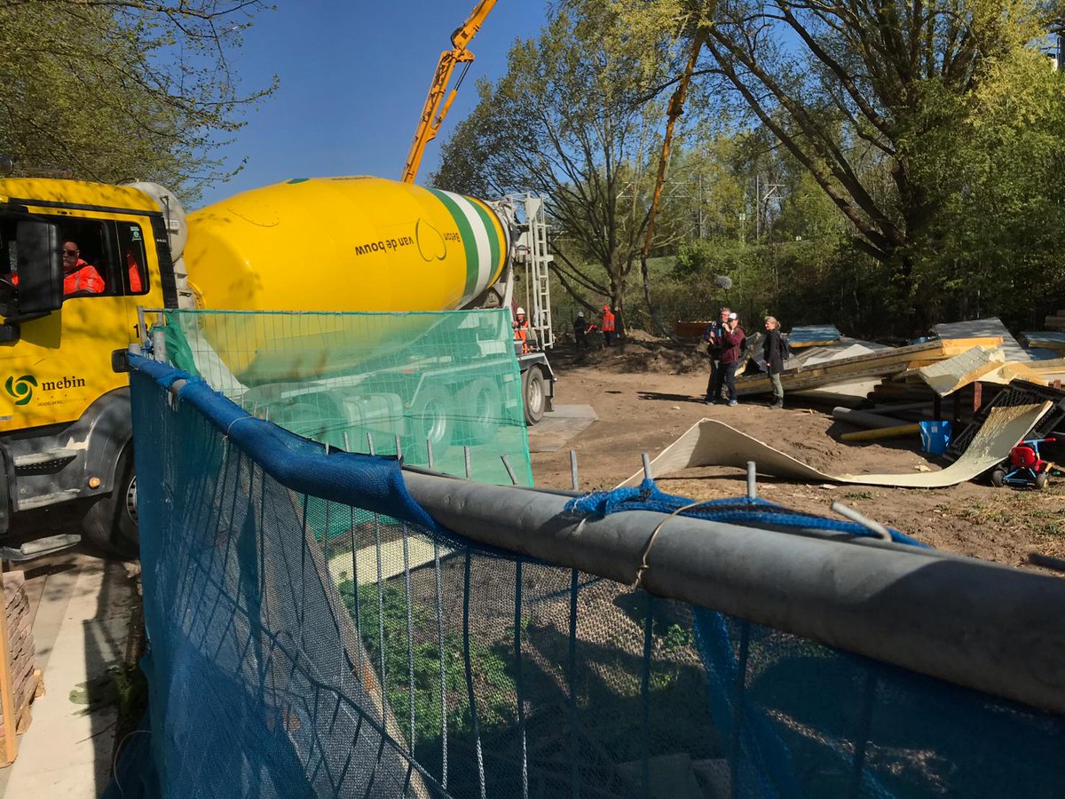 Bouwen aan een beter milieu.
Door maatwerk te leveren aan het project #hofvancartesius te #Utrecht is er een betonsamenstelling geleverd met een sterk verbeterd milieuprofiel.
MKI van € 12,85 per m³ naar € 9,67 per m³
CO2 van 152,94 kg/m³ naar 111,46 kg/m³
#circulairbeton