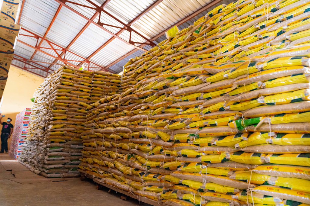 abangdove's tweet photo. Yesterday, Governor @IAOkowa inspected the food bank at Ibusa — one out of the three food banks situated across Delta State — to assess the level of preparedness, as the distribution of the food items to low-income families across the 25 LGAs is set to begin today.
#StayHome https://t.co/2eX0KLtIHl