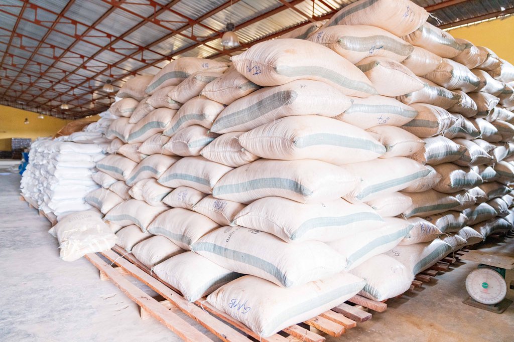 abangdove's tweet photo. Yesterday, Governor @IAOkowa inspected the food bank at Ibusa — one out of the three food banks situated across Delta State — to assess the level of preparedness, as the distribution of the food items to low-income families across the 25 LGAs is set to begin today.
#StayHome https://t.co/2eX0KLtIHl