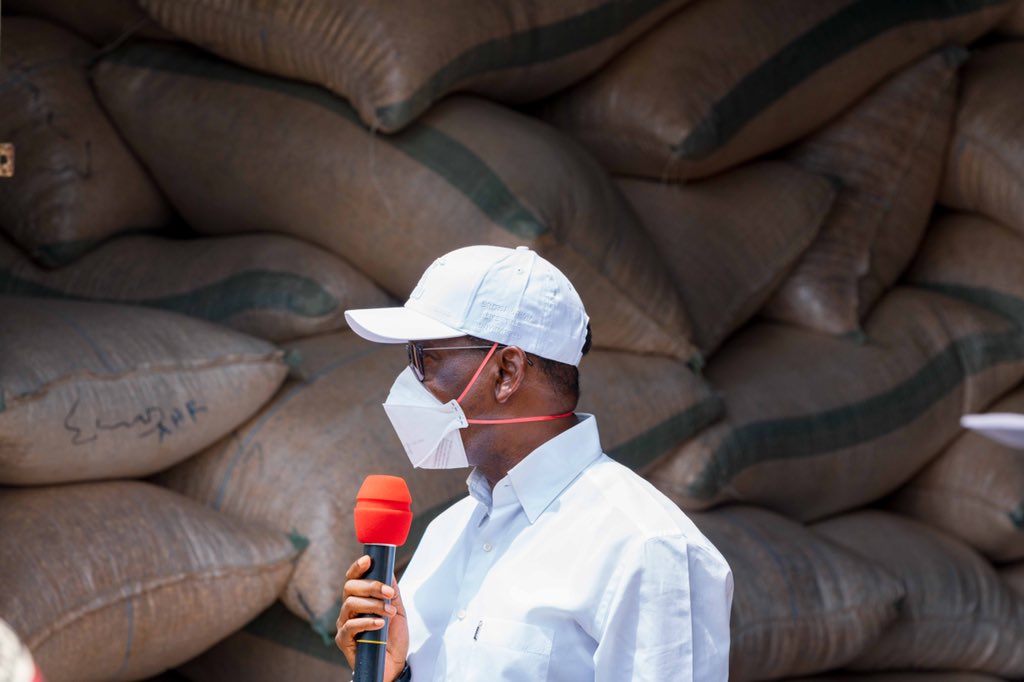 abangdove's tweet photo. The bulk of this initial tranche of Rice, Beans and other food items were procured by the @DSGovernment while the rest came from donors. Governor @IAOkowa appreciates the donors for the support, and also calls for more support from Deltans and non Deltans. https://t.co/zt7mzkPluT