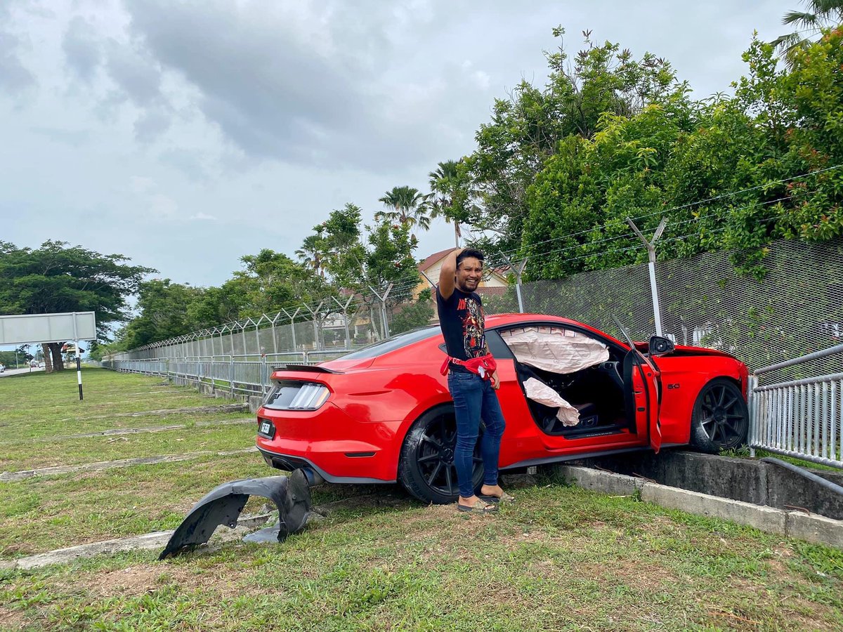 farishkimy's tweet image. “Kereta boleh beli, isteri boleh kahwin lagi, tapi susah nak cari spec macam ni. Spec bawak kereta macam Letty fast furious.” 😂😂