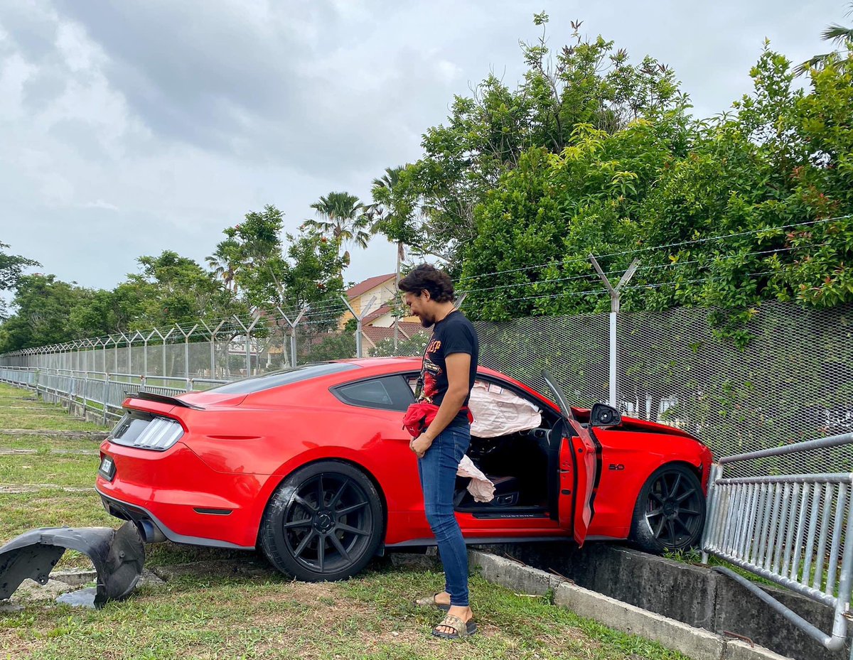 farishkimy's tweet image. “Kereta boleh beli, isteri boleh kahwin lagi, tapi susah nak cari spec macam ni. Spec bawak kereta macam Letty fast furious.” 😂😂