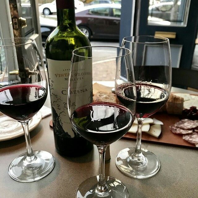 kmiis's tweet photo. El mejor vino no es necesariamente el más caro sino el que se comparte con una buena compañía.
Para los amantes del Malbec ❤
FELIZ #DiaMundialDelMalbec
#MalbecWorldDay #Malbec #ILoveMalbec #MalbecLover #MalbecTeam #Wine #winelovers
🍷🍷 https://t.co/v9qzJKiQSg