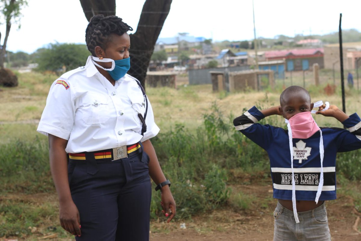KenyanTraffic's tweet image. Rahab Kungu, a Police officer in Loitokitok offers free masks, soaps &amp;amp; hand sanitizers to the community, boda boda &amp;amp; traders instead of arresting them for not putting on mouth mask. Acts of humanity still exist in @NPSOfficial_KE 
via @SK_Leshan