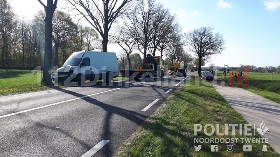 Aanrijding tussen twee auto's in Rossum..