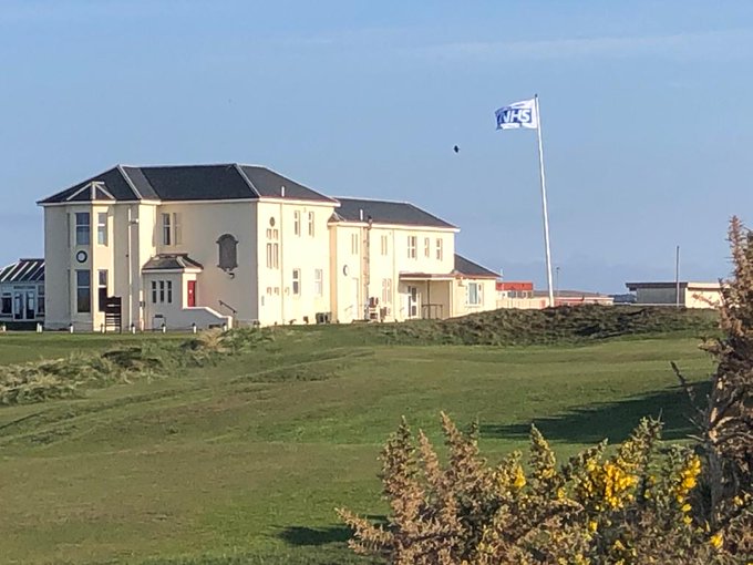 Fantastic, <a href="/PrestwickStNich/">Prestwick St Nicholas</a> - flying the flag for our NHS heroes. Brilliant touch!

(📸 @Kris20509719)