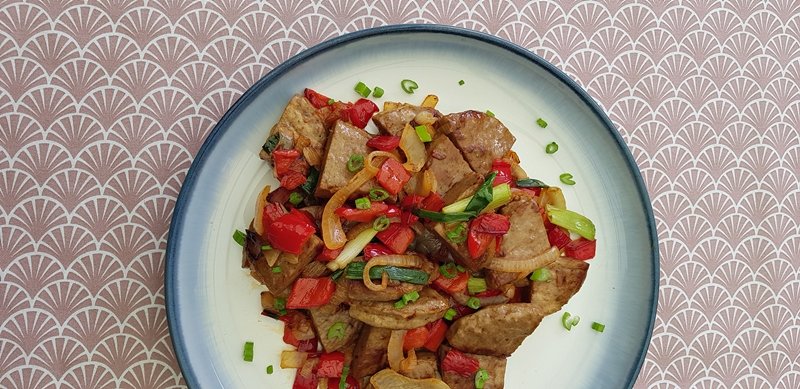 Hamburgers met paprika en ui lekkerhappen.wordpress.com/2020/04/17/ham…