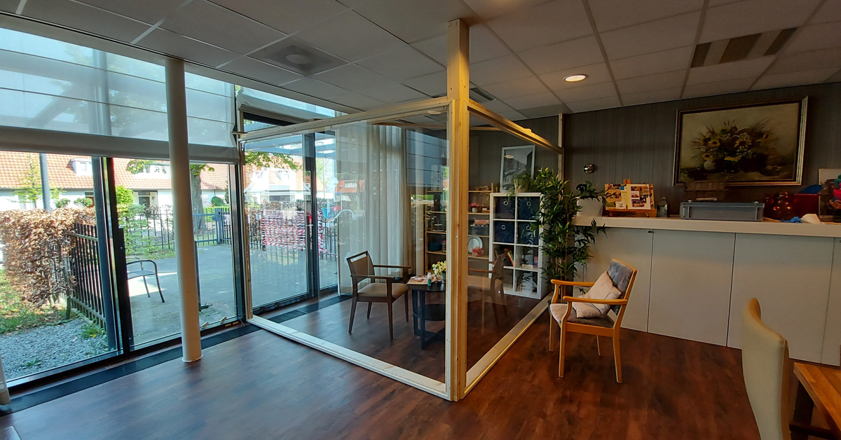 BanBouw's tweet photo. Op bezoek bij geliefden en naasten in het verzorgingshuis was de afgelopen periode helaas niet mogelijk. Maar daar is bij @WoonincVitalis verandering in gekomen. Op twee locaties plaatste we een op maat gemaakte bezoekersruimte. https://t.co/gSufTjGn80 https://t.co/pANyRMgsEF