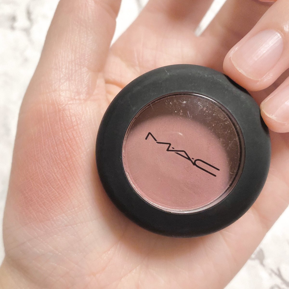 夢月 On Twitter 最近のベストお気に入りマットシャドウはこれ Mac Maccosmetics Jp の新作 パウダーキスアイシャドウ のライプンド 上品だけどおしゃれなくすみピンクは 腫れぼったさと無縁なので誰でも挑戦しやすい マスクが多くなる時期 アイメイクは可愛く