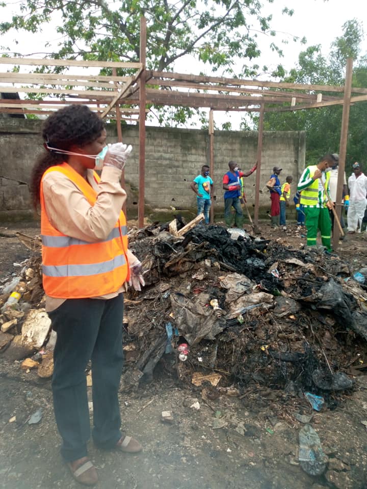 guyzoducamer's tweet photo. Mme le Maire Denise FAMPOU les pieds dans la boue du marché de Youpwe pour la désinfection et la dératisation afin de barrer la route à la pandémie https://t.co/FcDmO2JKN8