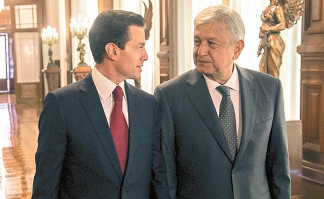 El_Universal_Mx's tweet photo. El gobierno federal que encabeza el presidente AMLO ordenó rastrear cuentas y movimientos financieros que hizo durante su administración el expresidente Enrique Peña Nieto y sus familiares más cercanos https://t.co/92QNblaaXU https://t.co/dd0jAB9kWF
