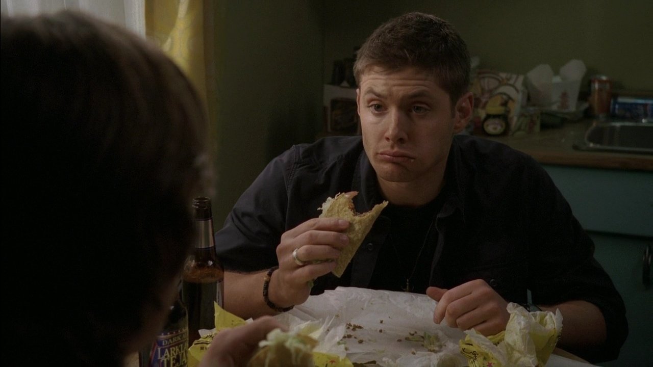 Дин винчестер ест. Дин винчестер м ухмылкой. Дин винчестер сверхъестественное кушает. Разговаривать с набитым ртом. Набитый рот мем.