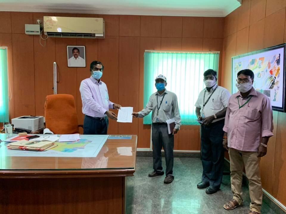 AvadiSaran's tweet photo. ஆவடியில் உள்ள 2 அம்மா உணவகங்களிலும் மே 3 வரை பொதுமக்கள் கட்டணம் இன்றி உணவருந்தலாம். இதற்குரிய செலவினத்தை #cvrde நிறுவனமும் , மதிய உணவுடன் முட்டை வழங்குவதற்குரிய செலவினத்தை #enginefactory பணியாளர் தொழிற்சங்கமும் (AIDEF) ஏற்றுக்கொண்டுள்ளது.@mafoikprajan https://t.co/sWmXNnIXWF