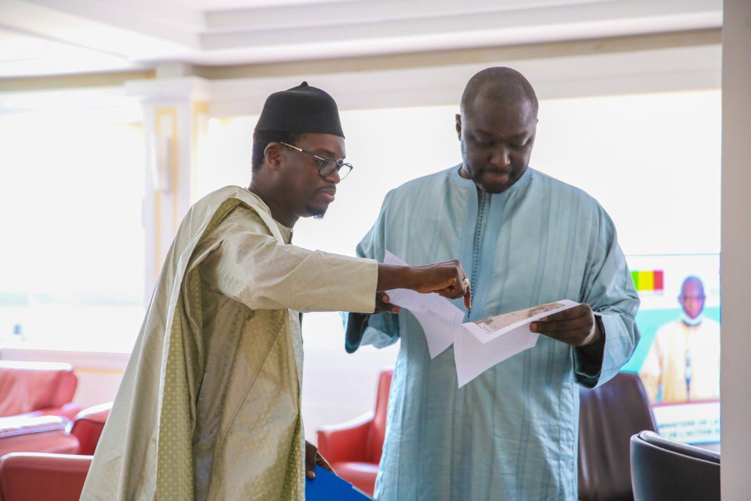 Le Directeur général de la SICAP SA Mamadou KASSE a remis, ce vendredi 17 avril 2020, en présence du Ministre de l'Urbanisme, du Logement et de l'Hygiène un chèque de 25 millions de Francs CFA au Ministre des Finances et du Budget Monsieur au titre de la contribution de la SICAP