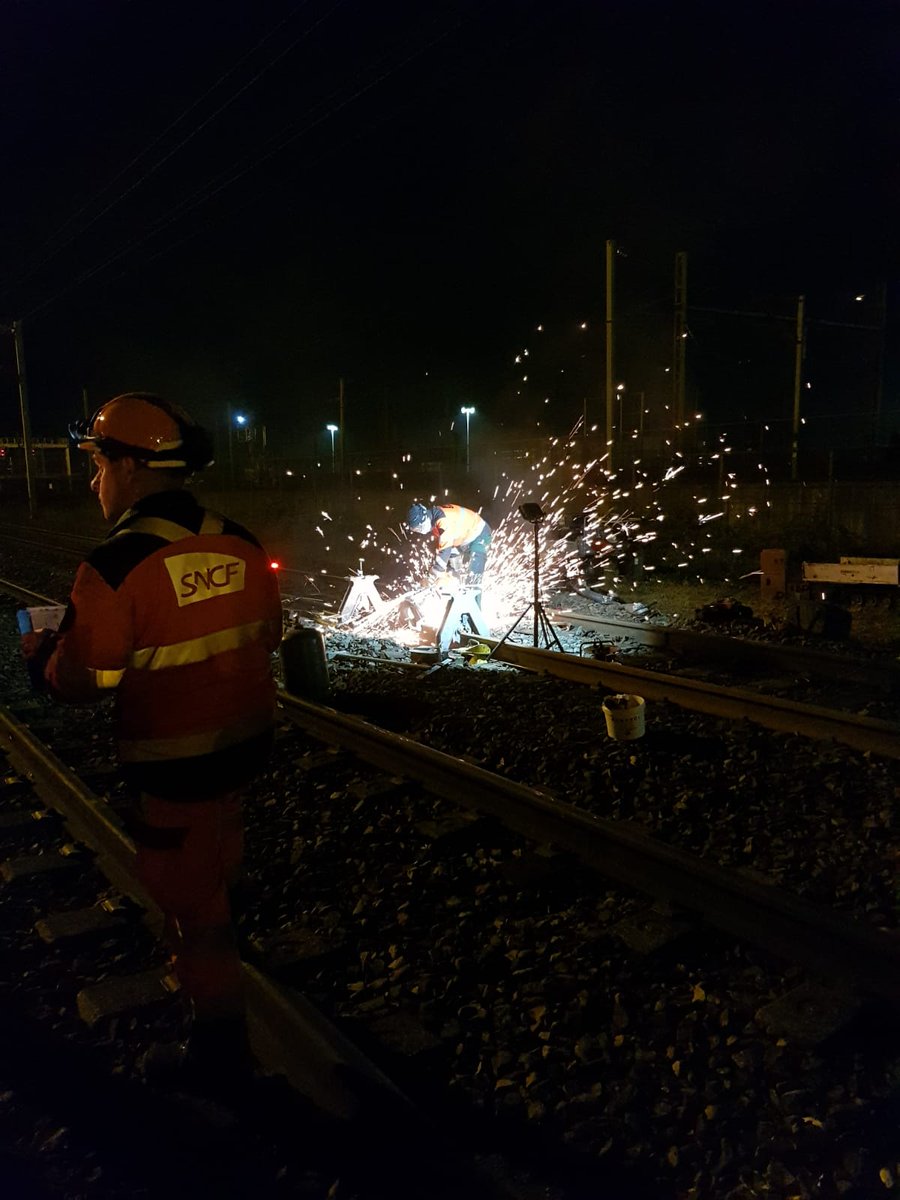 @infrapôlepn #onseraprêt Zoom sur une opération rare et spectaculaire effectuée par nos équipes de la Brigade VOIE grandes Lignes Paris-Nord + SE + SM 💪d’un remplacement d’un demi-aiguillage de 37 mètres de long avec bigrue. #TousMobilisés <a href="/SNCFReseau/">SNCF Réseau</a>