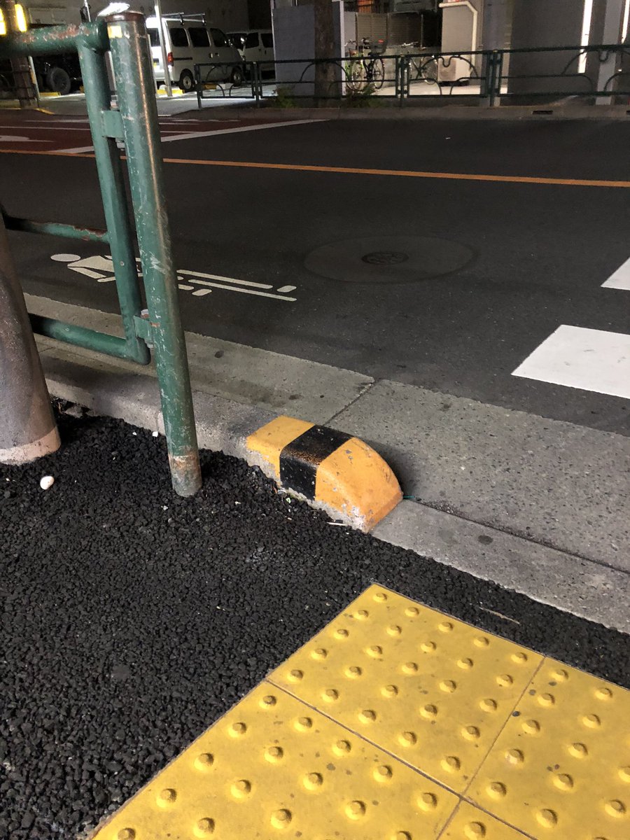 どう見ても 玉子の寿司 道路の縁石の絶妙なリアルさに驚きの声 ライブドアニュース