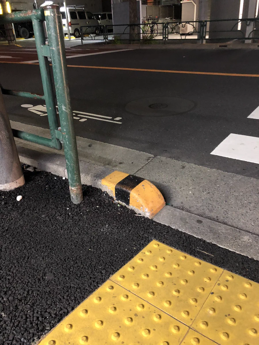 どこからどう見てもあの食べ物？wwwすごく美味しそうな縁石が見つかるwww