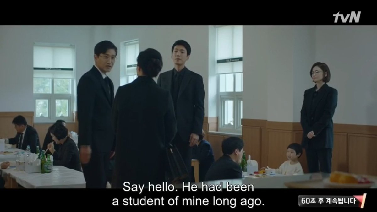 Saw this scene Junwan is not yet employee of Yulje here also Dr Ju who is his mentor back then asked him why he is in YULJE/ Funeral too.  #HospitalPlaylist