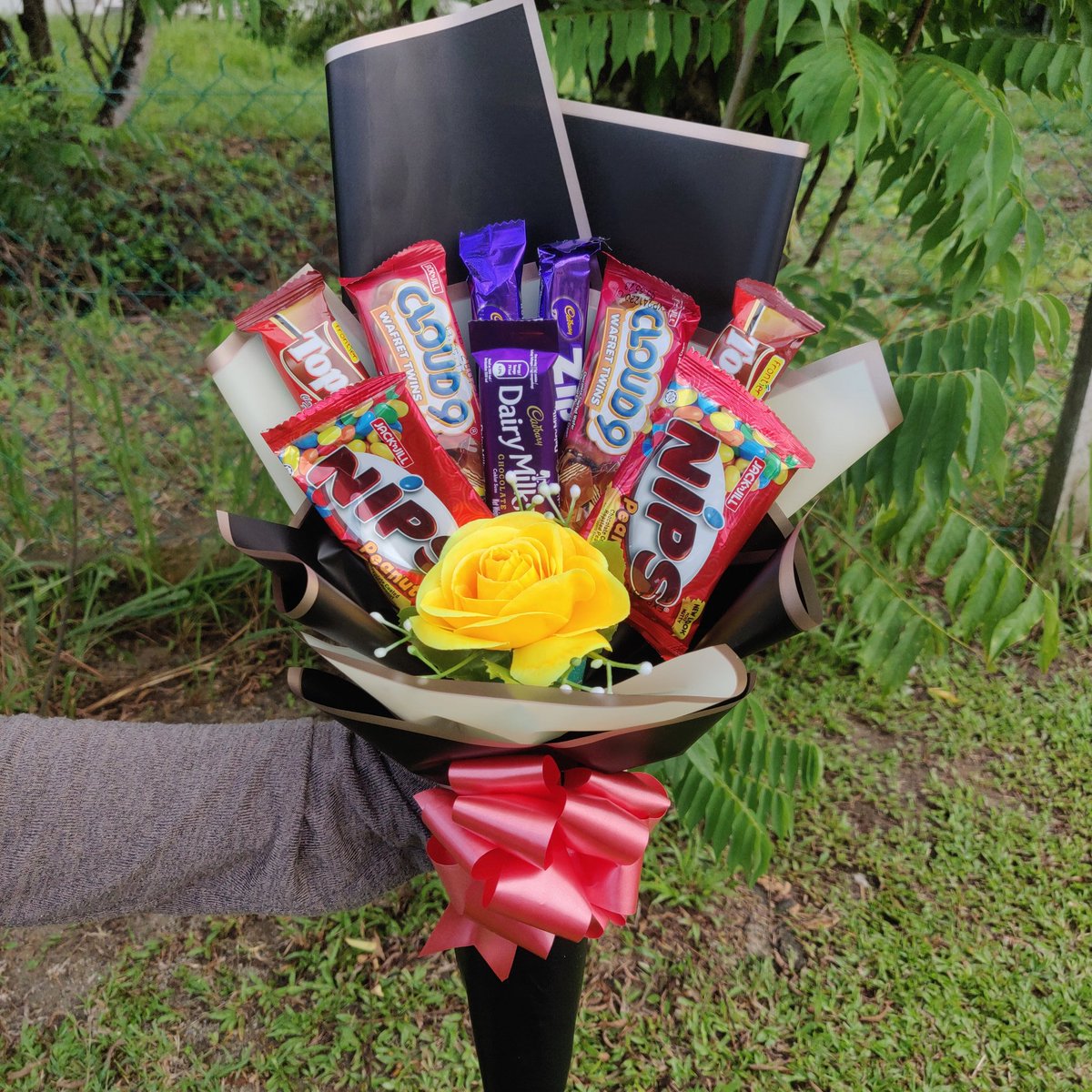 Mini Chocolate Bouquet🍫💐
===================
.
WhatsApp link at our bio 📲
(+601128246163)
.
Kami delivery 🚗 di kawasan:
NEGERI SEMBILAN ▶️Seremban | Senawang ✨
.
#chocolatebouquet
#birthdaybouquet
#anniversarybouquet
#graduationbouquet
#sorrybouquet
#getwellsoonbouquet