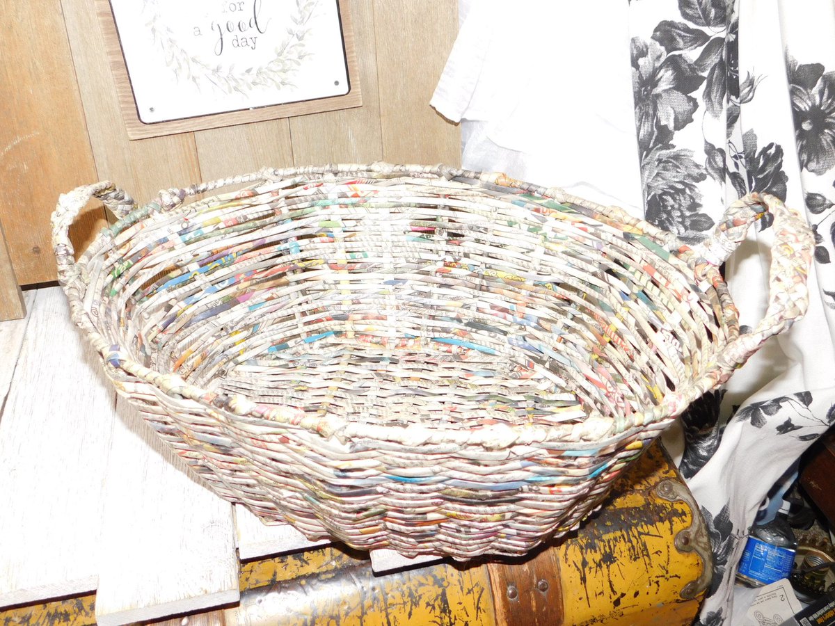 chestnutcrochet's tweet photo. Sharing for Lori Planken on Etsy

Really love this, from the Etsy shop Daysgonebytreasures. https://t.co/14pBUL8Rco #etsy #housewares #bowl #paperbasket #vintagepaperbasket #recyclednewspaper #recycledbasket #basketmadeofpaper #ovalpaperbasket #vintagebasket https://t.co/byFolFoIKh