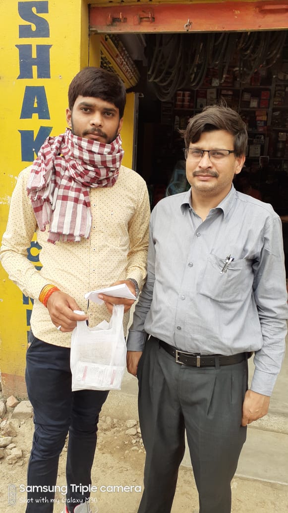 SanjayS74153588's tweet photo. @BarabankiD आज दिनांक 17-04-2020 को माननीय जिलाधिकारी के प्रयास से ड्रग इंस्पेक्टर के हाथ हमारे घर राजापुर तक मेरे पिता की दवाइयां पहुचाने के लिये बहुत-बहुत धन्यवाद। https://t.co/Lp8Lk6QiGR