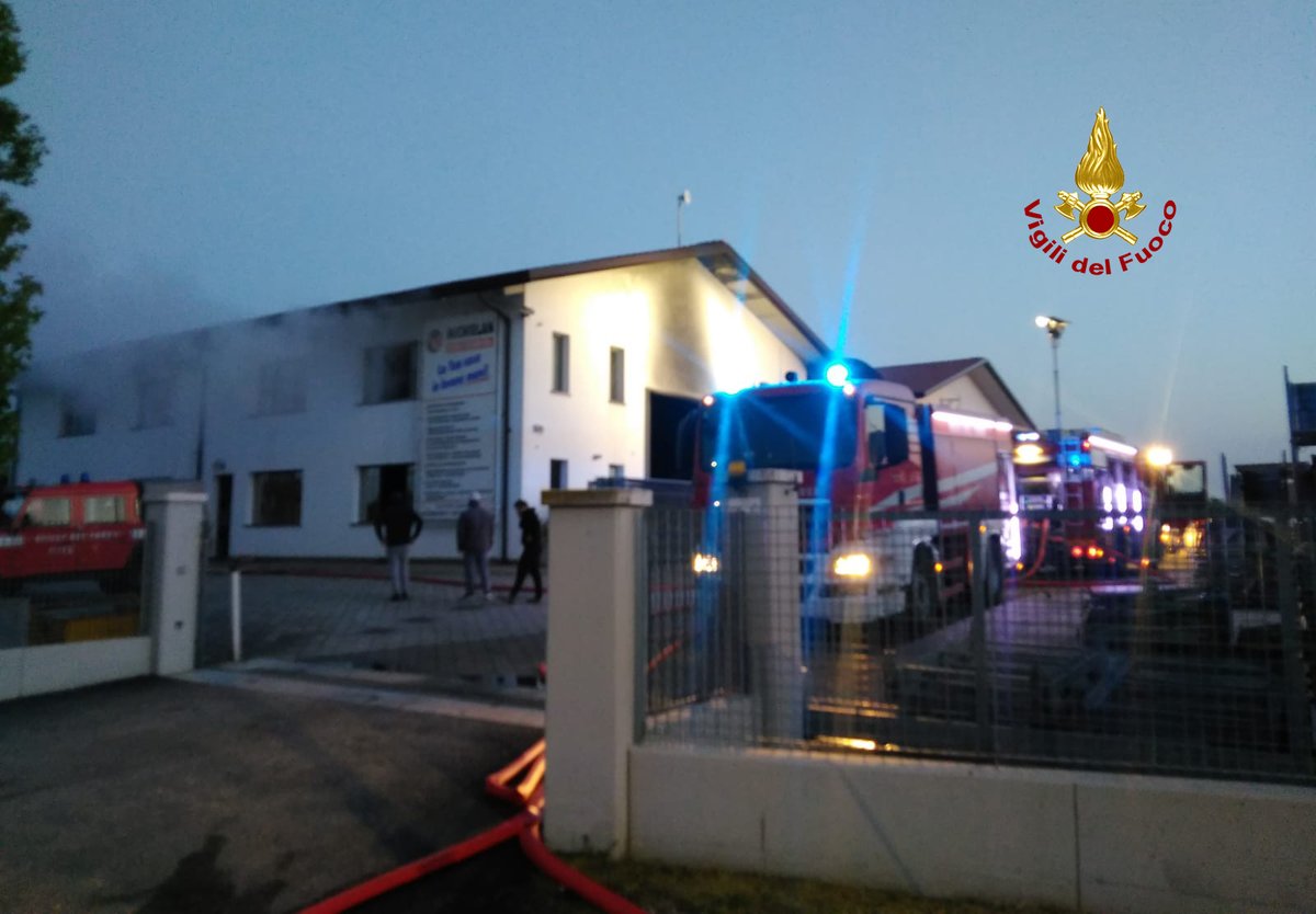 vvfveneto's tweet photo. #17aprile 3:30 #Scorze(VE #incendio di un capannone di una ditta edile, coinvolte attrezzature, solventi e vernici #vigilidelfuoco con 5 automezzi, 16 operatori spengono le fiamme. Cause in corso di accertamento. Sul posto @arpaveneto per i rilievi ambientali #soccorsiquotidiani https://t.co/r6GyHqj3Kw