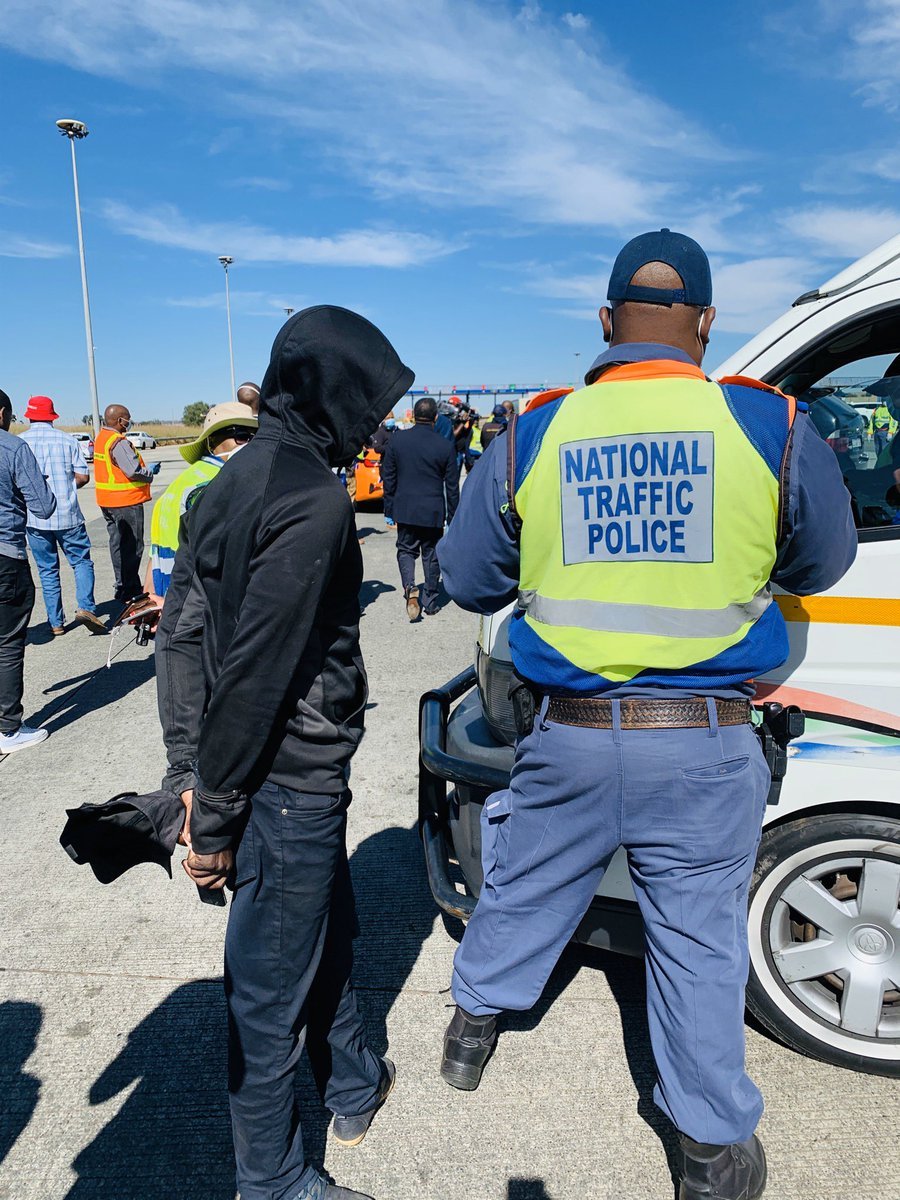 SAgovnews's tweet photo. [Read] Despite the country being on lockdown, 26 crashes were recorded resulting in 28 people losing their lives on the roads over the Easter long weekend. @Dotransport 
#Day22OfLockdown #StayAtHome #Covid_19 #EasterWeekendStats
https://t.co/Dl2HaQtZDF https://t.co/GyDoihrRAt