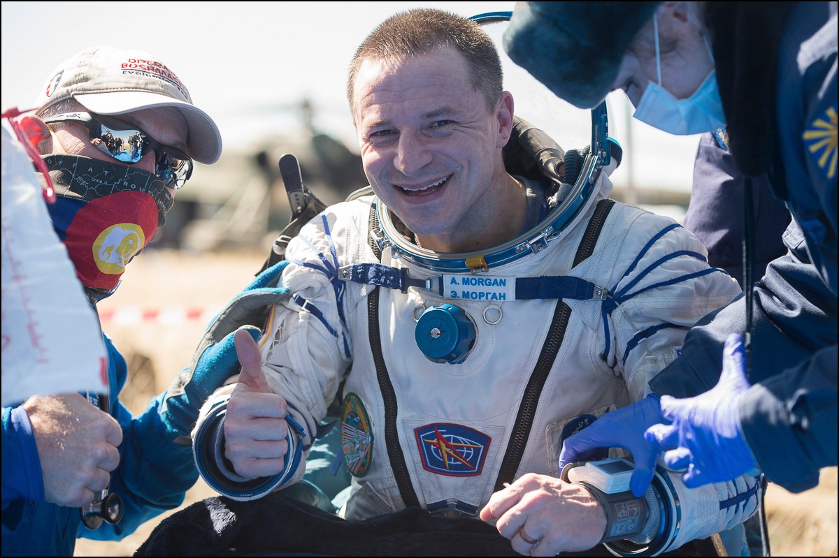 nasahqphoto's tweet photo. More photos posted from the landing of @NASA astronauts @Astro_Jessica, @AstroDrewMorgan &amp; @roscosmos cosmonaut Oleg Skripochka! 📸 https://t.co/ZVXTOuz7cT https://t.co/ab2cieq6pY