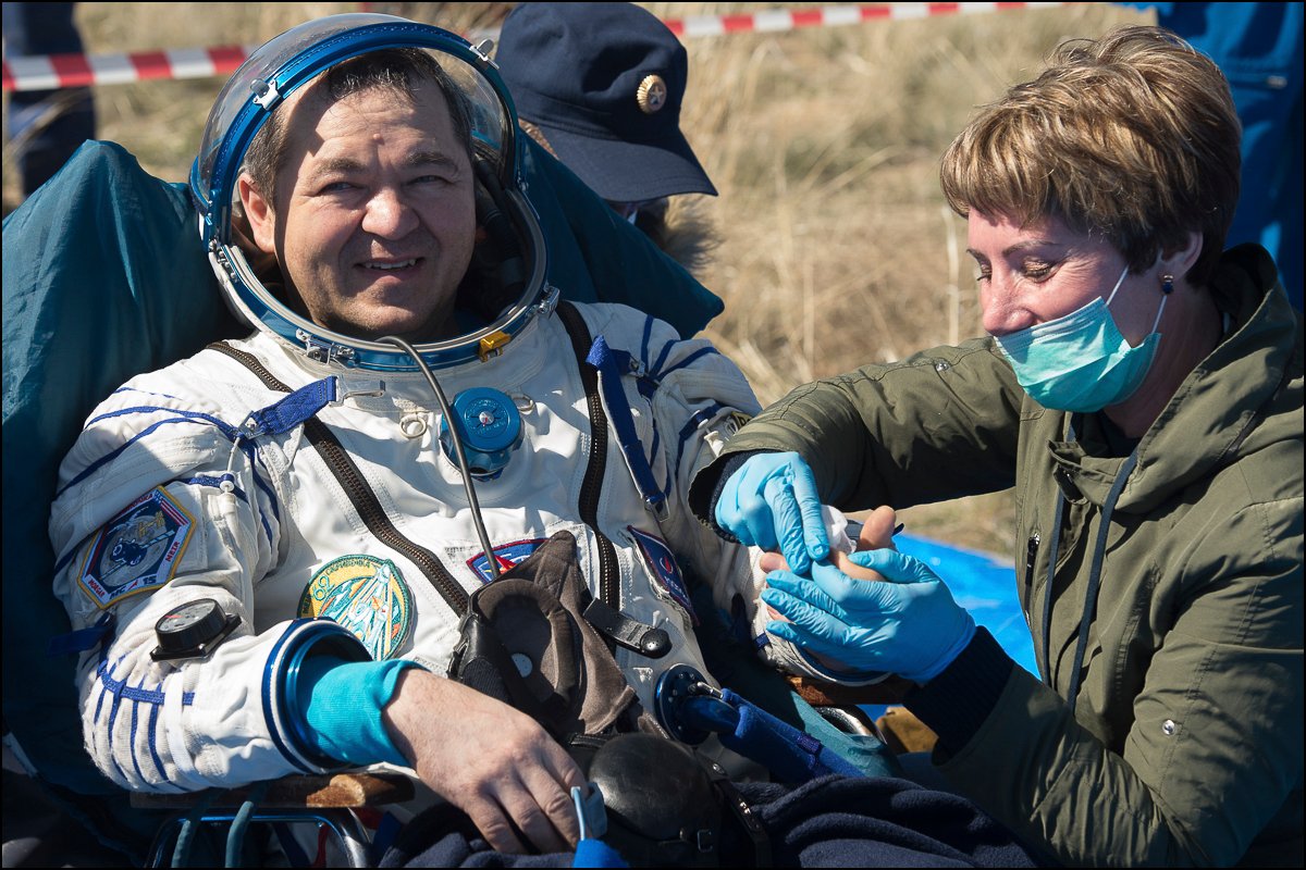 nasahqphoto's tweet photo. More photos posted from the landing of @NASA astronauts @Astro_Jessica, @AstroDrewMorgan &amp; @roscosmos cosmonaut Oleg Skripochka! 📸 https://t.co/ZVXTOuz7cT https://t.co/ab2cieq6pY