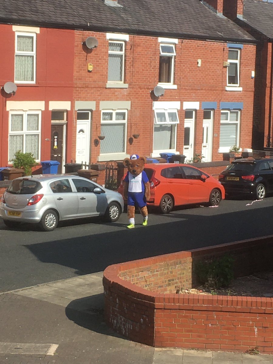 JonnyBowers's tweet photo. Absolutely star struck, ⁦@StockportCounty⁩ very own Vernon Bear on my cheering up the kids on my street! https://t.co/fhakkooYYD