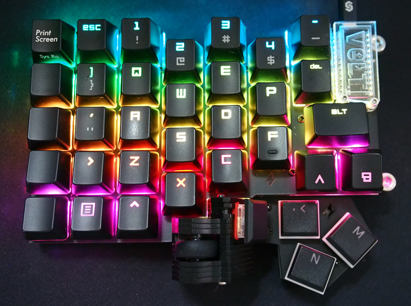 Loonie_FH's tweet photo. 自作左手ゲーム用キーボード「volt」をアップデートしました！親指ナナメキーにロータリーエンコーダを追加しています。また、新規に3キーの追加MODを作製しました。ピンヘッダでの接続なので、ニーズに応じて簡単にカスタマイズすることが可能です（写真3枚目のように） https://t.co/swFI8gdOoY