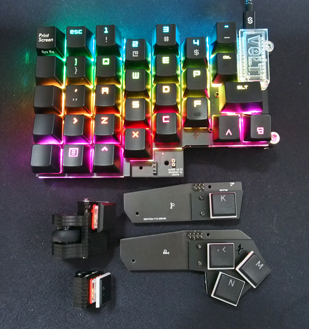 Loonie_FH's tweet photo. 自作左手ゲーム用キーボード「volt」をアップデートしました！親指ナナメキーにロータリーエンコーダを追加しています。また、新規に3キーの追加MODを作製しました。ピンヘッダでの接続なので、ニーズに応じて簡単にカスタマイズすることが可能です（写真3枚目のように） https://t.co/swFI8gdOoY