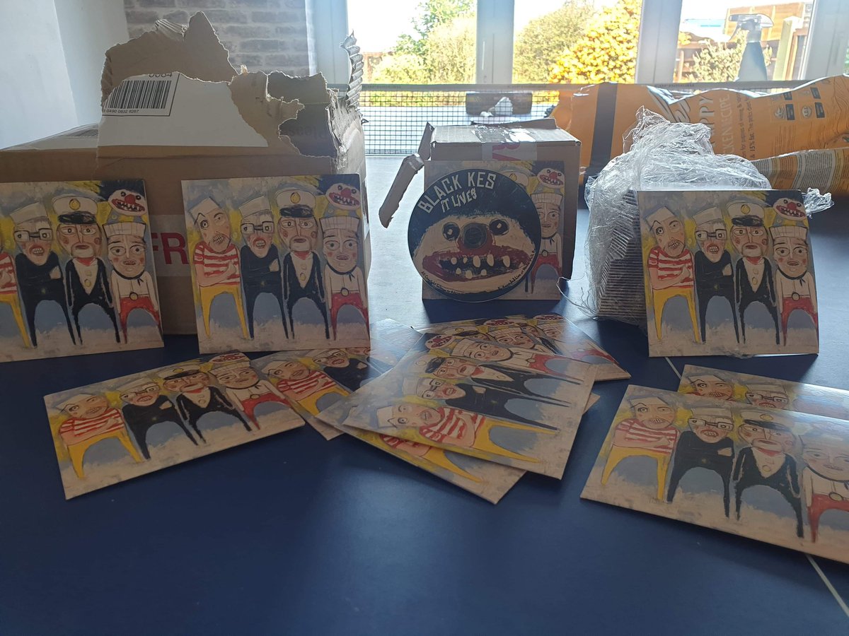 The new Black Kes live CD is now available to buy like all great great albums "this isn't available in any shops" only £6 inc P&amp;P.
#notavailableinanyshop #skiffle #kingsofskiffle #antifolk #purewestrecords #Singalong #Hull #LockDownFun