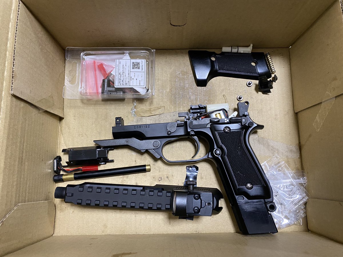 yuzuponpon37's tweet image. 明日電ハンに電子トリガーつける為、ここまでバラしときました…老眼が辛い…
#93R #電動ハンドガン