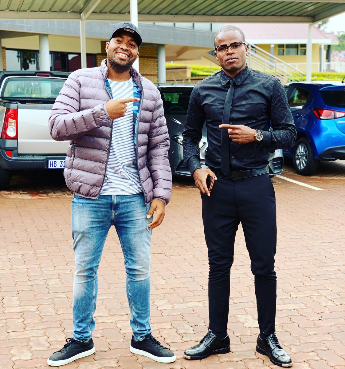 WillardKatsande's tweet image. Boss Ya Mboka Kitoko Makasi,with my bro ⁦@IIKHUNE_32_16⁩ ⁦@KaizerChiefs⁩
