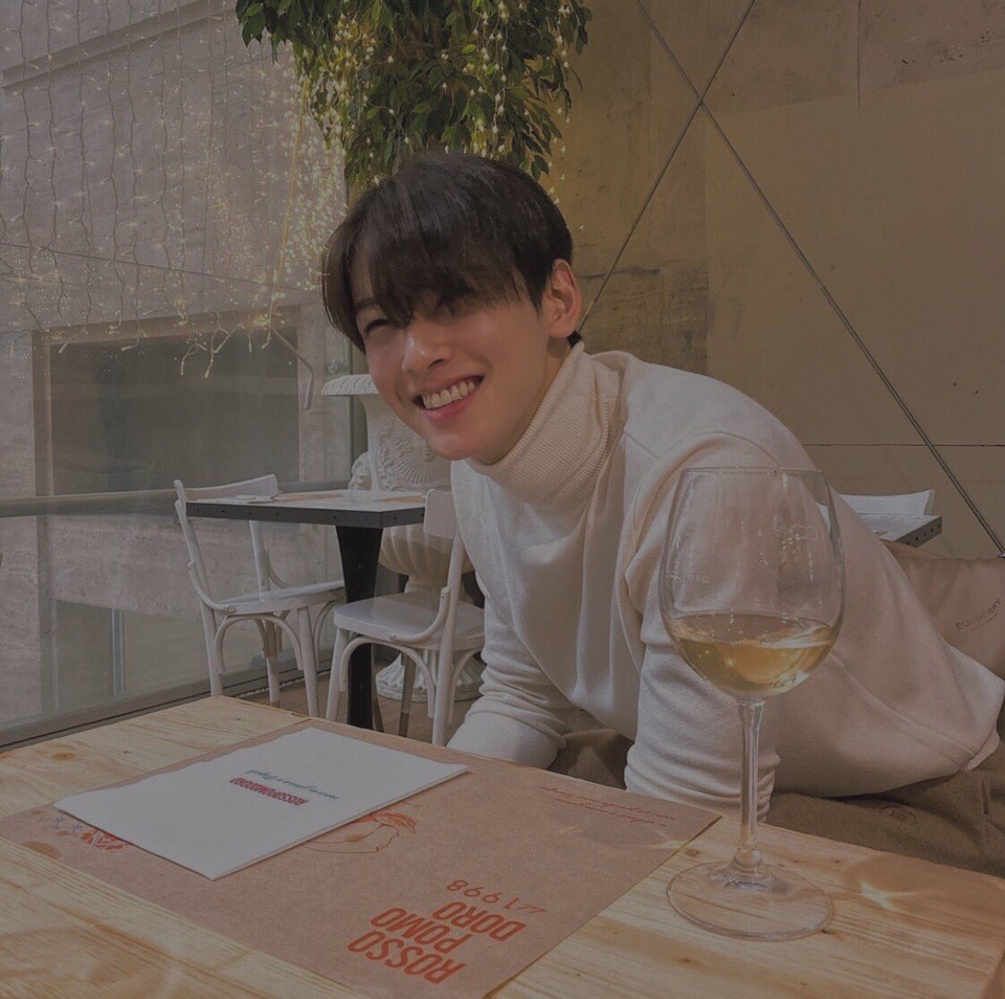 kyuldlt's tweet photo. 📸　） 𝙯𝙝𝙤𝙪𝙥𝙞𝙣𝙠𝙮 𝙟𝙪𝙨𝙩 𝙥𝙤𝙨𝙩𝙚𝙙 𝙖 𝙥𝙝𝙤𝙩𝙤.

  — 𝐄𝐮𝐧𝐰𝐨𝐨 : his face before and after the word libre. basta happy ka, best boy. #Chemists. pork pa din daw over chicken, sure sure. 

◟ ❛ tagged : @eunwoodlt. https://t.co/FVBft5orx0