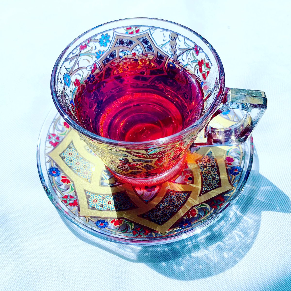 ট ইট র 𝘠𝘢𝘴 赤い紅茶をトルコグラスに注いだらとても綺麗だった