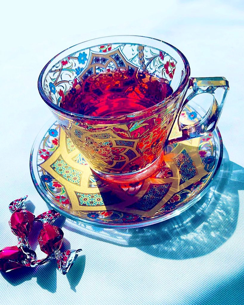 ট ইট র 𝘠𝘢𝘴 赤い紅茶をトルコグラスに注いだらとても綺麗だった
