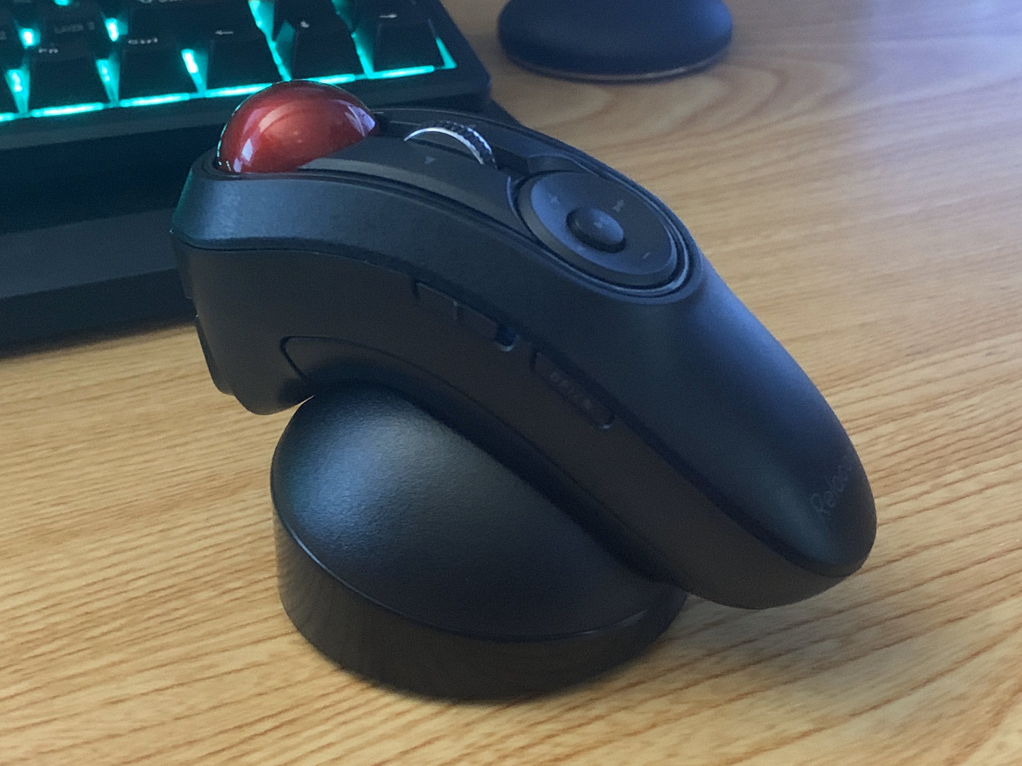 ますく 3dcgのお悩み解決人 新型のエアマウス トラックボール が届きました 初期不良引いて今の時期交換が大変でした 所感としては左手デバイスとしてめちゃくちゃ優秀です Razerの左手デバイス卒業かも エレコム マウス Bluetooth Ios対応