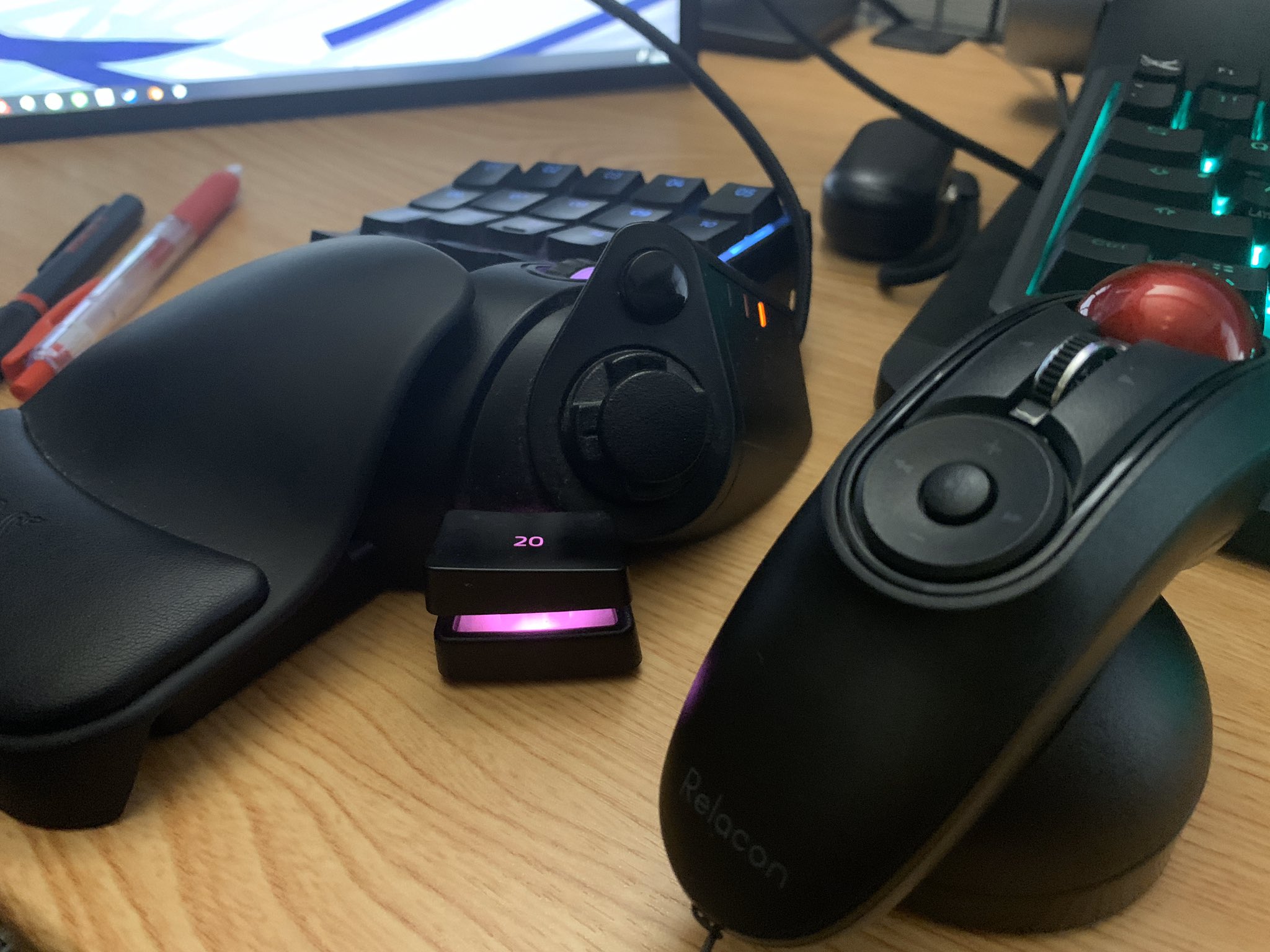 ますくの大冒険 大阪引越し決定 Cgのお悩み解決人 新型のエアマウス トラックボール が届きました 初期不良引いて今の時期交換が大変でした 所感としては左手デバイスとしてめちゃくちゃ優秀です Razerの左手デバイス卒業かも エレコム マウス