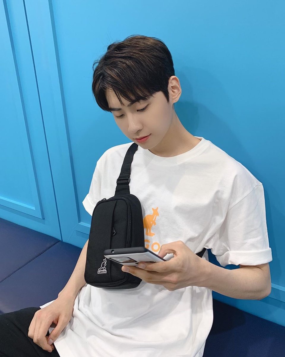 blueeffect_JH's tweet photo. 너무 잘생기고 귀엽고 ..... 왕 짱 조아요 ... 
🥺💙 #이진혁 https://t.co/qCYCLvzvLw