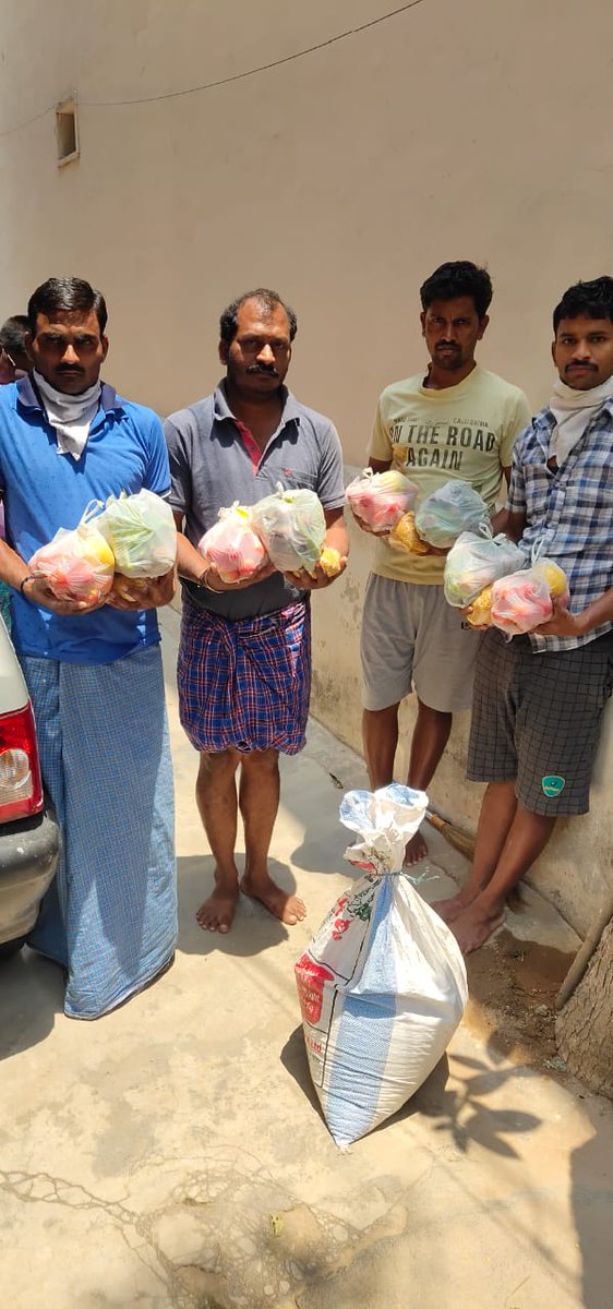 తెలంగాణ రాష్ట్రం, కుత్బుల్లాపూర్ నియోజకవర్గంలో లాక్ డౌన్ వల్ల ఇబ్బందులు పడుతున్న నిరుపేద వలస కూలీలకు కుత్బుల్లాపూర్ జనసేన నాయకుల ఆధ్వర్యంలో నిత్యావసర వస్తువులు, బియ్యం, కూరగాయలు అందిచారు.  #JanaSeva